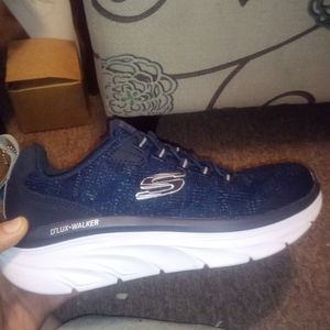 Hey I am selling a pair of sketchers never worn brand new